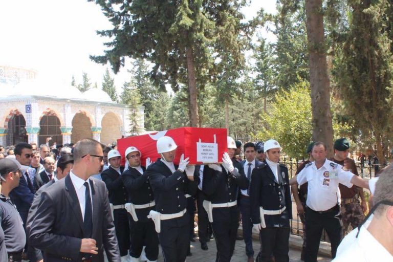 BELEDİYE BAŞKANIMIZ ADNAN VURUCU, ŞEHİDİMİZ HURŞİT UZEL'İN CENAZE TÖRENİNE KATILDI.