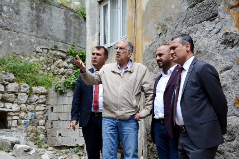 İnsanların mutlu olması, bizlerin elinde...