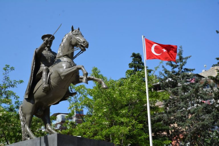 Ulusumuzun şanlı tarihi ve bayrağımız, bu millet için çok önemlidir.
